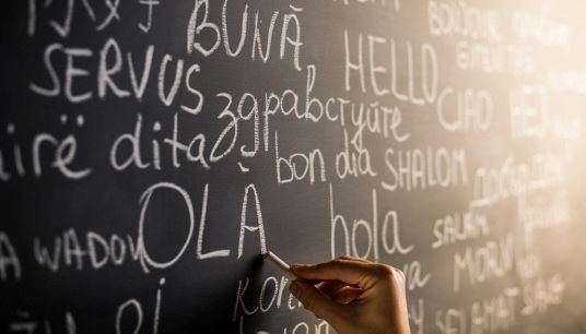Lingue straniere a scuola: arriva il nuovo piano del MIM