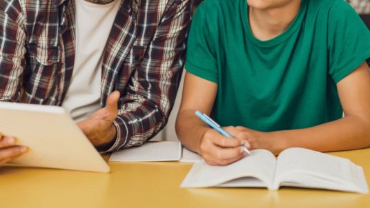 Maturità 2026, padre e figlio insieme all’esame: la storia