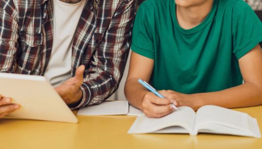 Maturità 2026, padre e figlio insieme all’esame: la storia