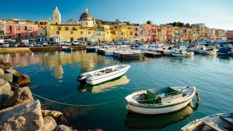 La nave è rotta: prof noleggiano gommone per andare a scuola