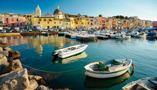 La nave è rotta: prof noleggiano gommone per andare a scuola