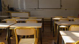 Scuole chiuse in Francia ed esami rinviati: cosa succede