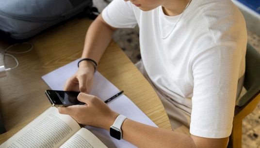 Adolescente usa l'IA sullo smartphone