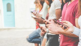 Allarme giovani e smartphone, è boom di ricoveri: cosa succede