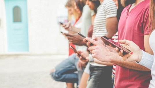 Allarme giovani e smartphone, è boom di ricoveri: cosa succede