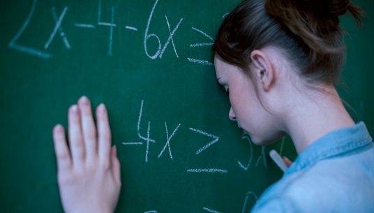 ragazza preoccupata davanti alla lavagna