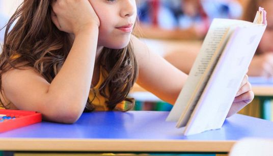 bambina legge un libro