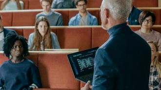 IA, Big Tech a caccia di prof universitari: stipendi da capogiro