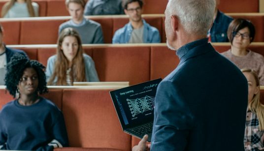 IA, Big Tech a caccia di prof universitari: stipendi da capogiro