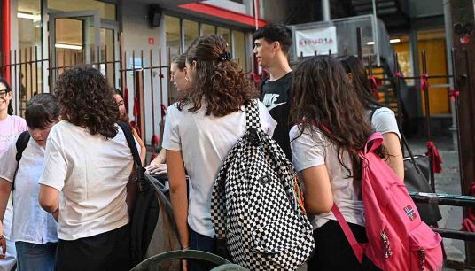Ragazzi e ragazze della Maturità a scuola