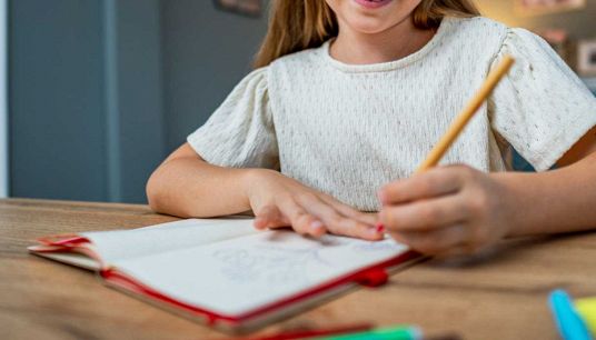 Ragazza fa i compiti delle vacanze estive