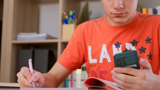 Ragazzo fa i compiti delle vacanze con l'IA