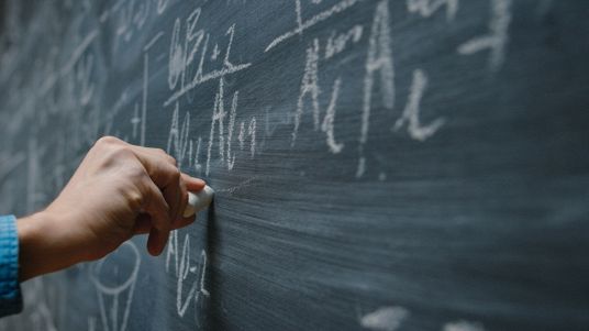 Giovane insegnante a scuola