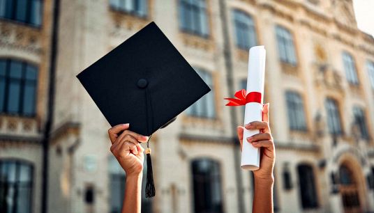 Donna con laurea