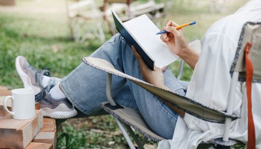 ragazza che scrive