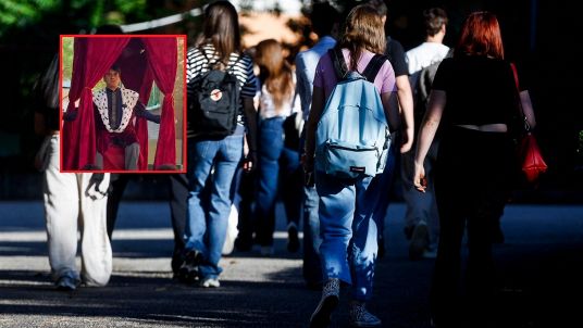 Matteo Iacopini sul letto a baldacchino per l'orale di Maturità