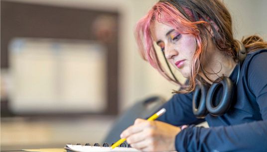 ragazza che scrive