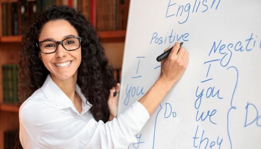 ragazza che studia inglese
