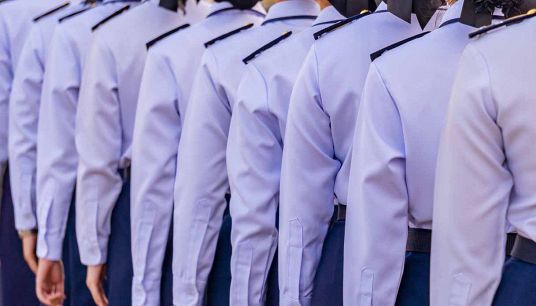 Studenti e studentesse di un liceo militare