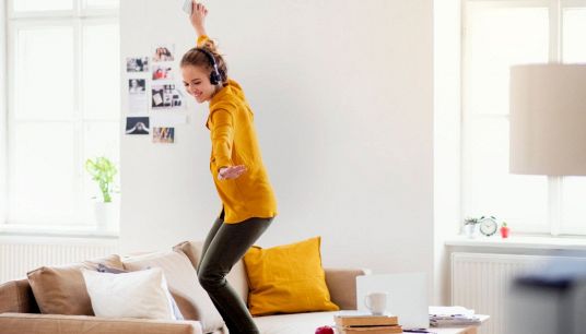 ragazza che si diverte durante una pausa studio