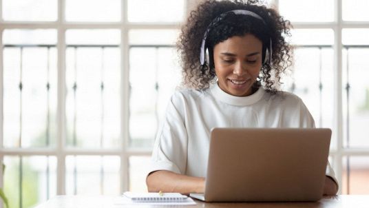 Ragazza riascolta la lezioni e scrive gli appunti al pc