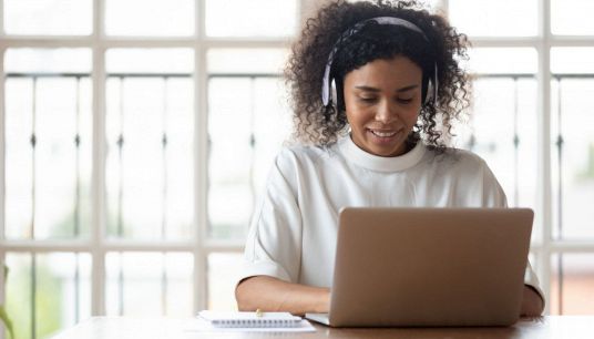 Ragazza riascolta la lezioni e scrive gli appunti al pc