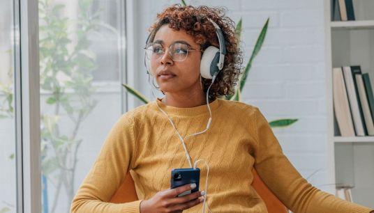 ragazza ascolta podcast