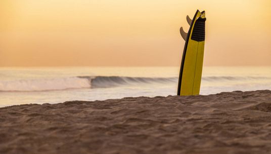 Tavola da surf in spiaggia