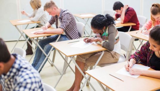 ragazzi mentre affrontano esame maturità