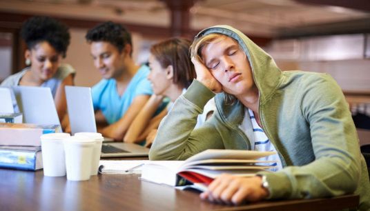 studente beve molti caffé per studiare