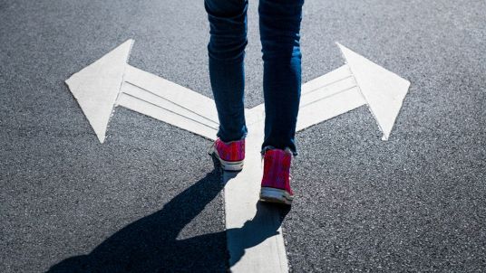 persona davanti a un bivio