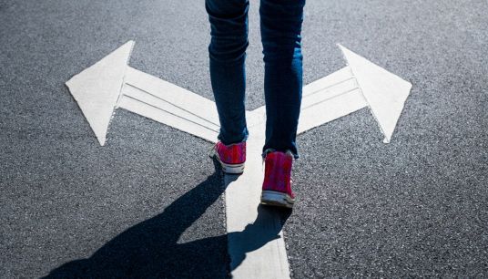 persona davanti a un bivio