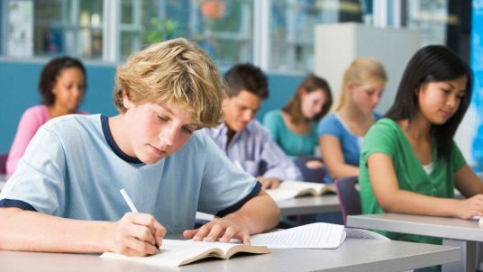 ragazzo che scrive sul suo diario