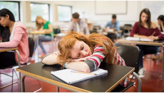 Dormire poco prima di una verifica fa davvero peggiorare?