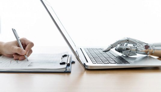 Ok all'IA per scrivere la tesi di laurea: il caso a Modena