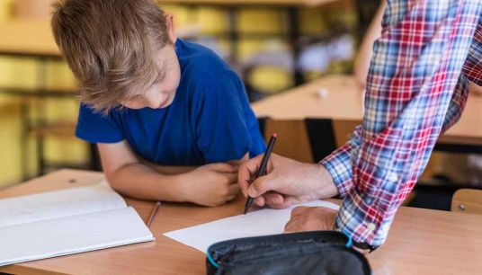 Insegnante di sostegno con un alunno