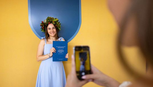 ragazza appena laureata con corona d'alloro