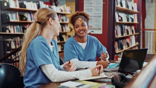 Due ragazze del corso di Medicina