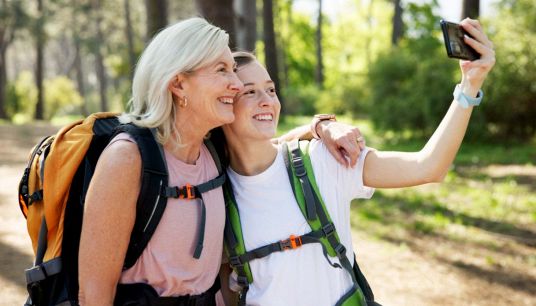 Perché la GenZ ha fatto tornare cool le vacanze con i genitori