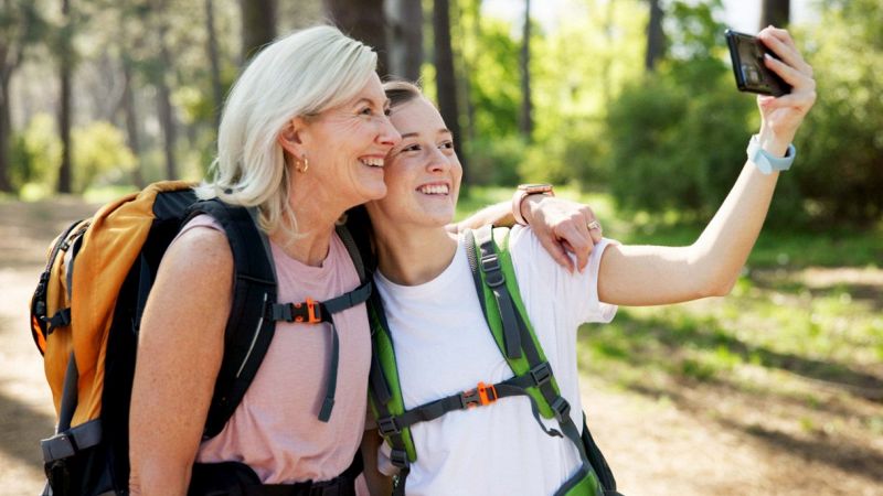 Perché la GenZ ha fatto tornare cool le vacanze con i genitori