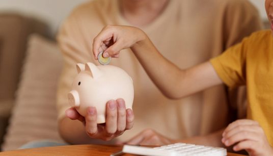Crescere un figlio è sempre più caro, fino a 212 mila euro