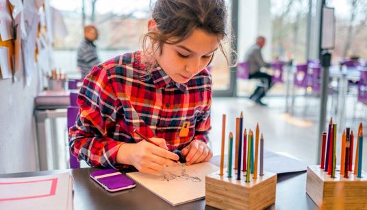 ragazza disegna in aula
