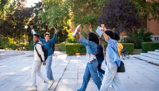 Ragazzi festeggiano la fine della maturità