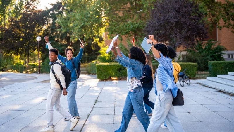 Ragazzi festeggiano la fine della maturità