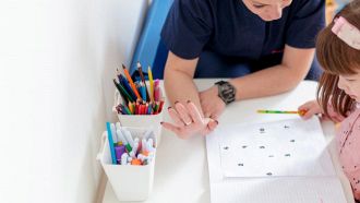 Genitori che fanno i compiti con i figli