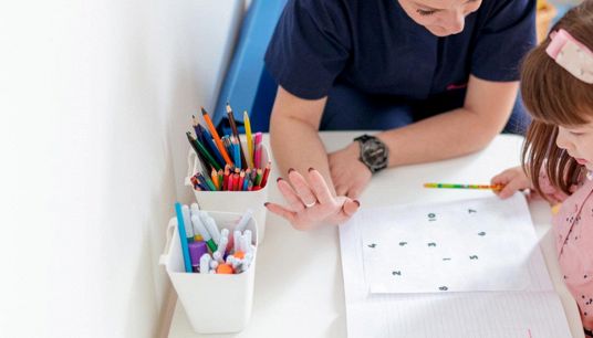 Genitori che fanno i compiti con i figli