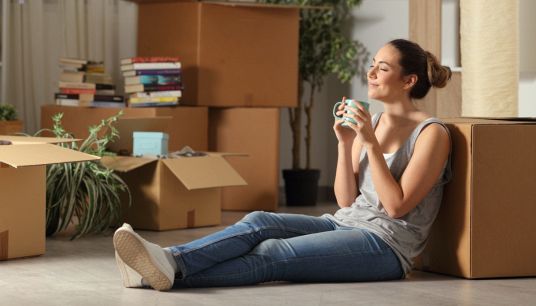A che età si va via da casa dei genitori in Italia e all’estero