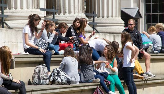 Gruppo classe in gita scolastica al British Museum