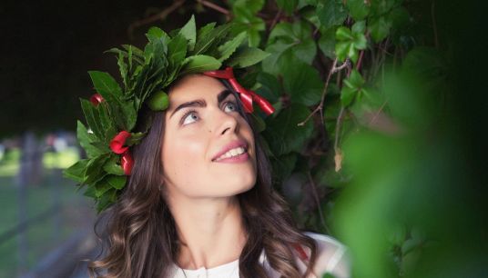 ragazza sorridente con corona d'allora in testa