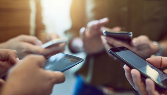Divieto totale di smartphone a scuola: la decisione della Danimarca